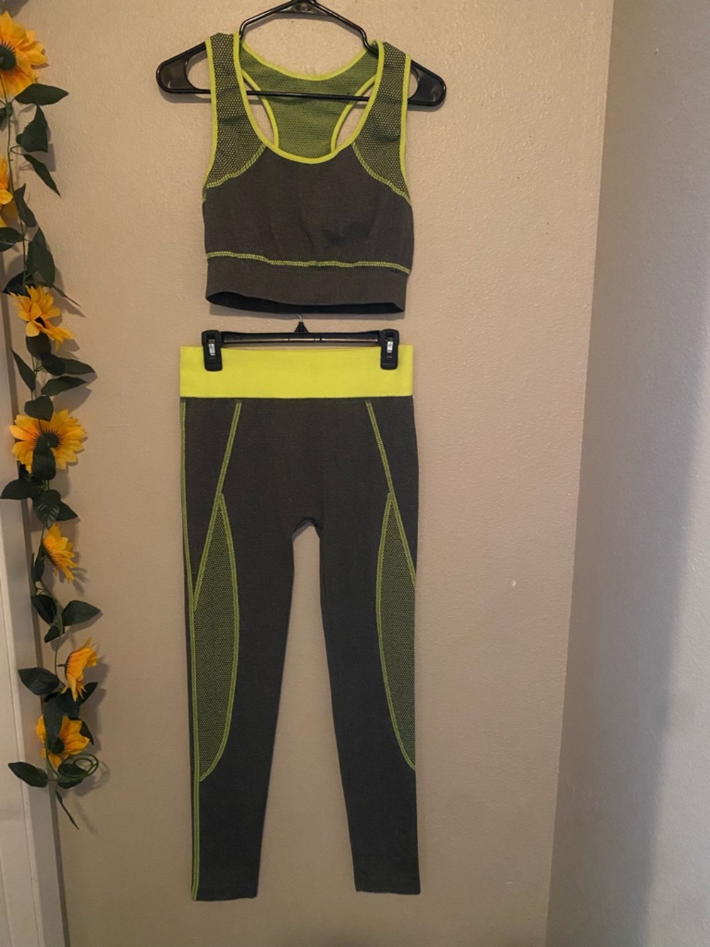 Blue Star 2 piece workout set. Neon green and grey color.